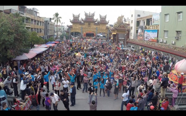 祝東港東隆宮溫王爺生日快樂，近千名網友到東隆宮前廣場辦快閃，高唱生日快樂。（圖由邱文良提供）