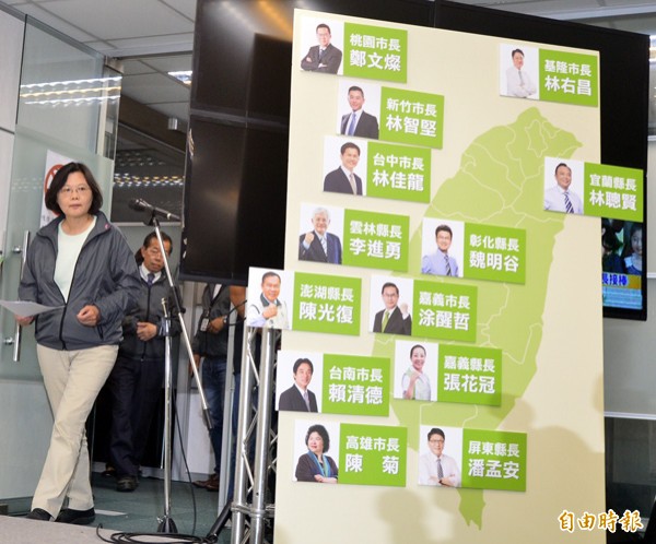 圖為九合一大選開票，民進黨中央黨部把確定當選的縣市長照片名字貼在台灣地圖上。（資料照，記者王藝菘攝）