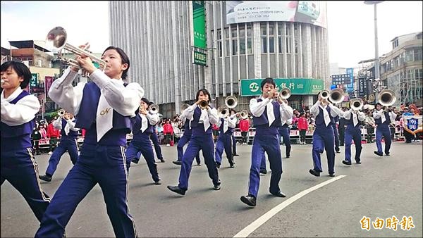 嘉義市管樂踩街嘉年華，日本沖繩縣立西原高等學校行進樂隊的表演活潑生動。（記者余雪蘭攝）