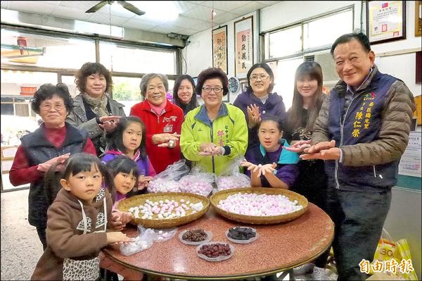 台中市南區國光里舉辦搓湯圓活動，讓大家提前過冬至。（記者林良哲攝）