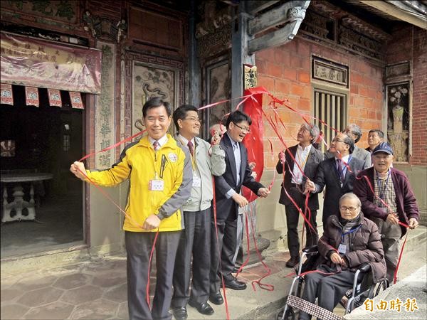 大甲梁家慶祝古厝落成百年並成立宗親會，家族全體動員見證揭牌，場面熱鬧，未來將謹慎規劃古宅保護。（記者張軒哲攝）