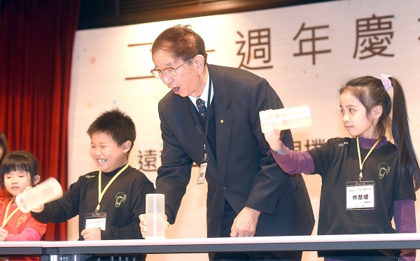 遠哲科學教育基金會20週年慶祝活動,前中研院長李遠哲(中)與會,並與小朋友一起玩遊戲。(記者方賓照攝)
遠哲科學教育基金會20週年慶祝活動,前中研院長李遠哲(中)與會,並與小朋友一起玩遊戲。(記者方賓照攝)