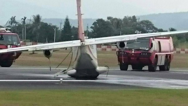 德安航空飛機在台東機場發生機腹著陸意外。（記者王秀亭攝）