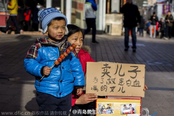 中國青島一名婦人為了籌措患有白血病女兒的醫療費，昨天（20日）下午帶著兒子，公然在大街上高舉牌子「賣兒子」。（取自微博）