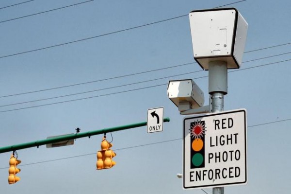 美國芝加哥最新研究發現，加裝闖紅燈照相設備後雖然「直角對撞」事故案件下滑，但「車尾追撞」事故發生率卻上升。（圖擷取自《UPI》網站）