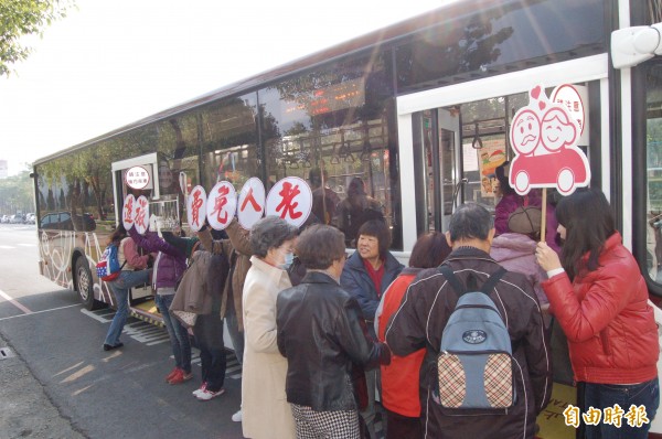 南市社會局挑選適合老人的公車旅遊路線，輕鬆悠遊大台南。（記者王涵平攝）