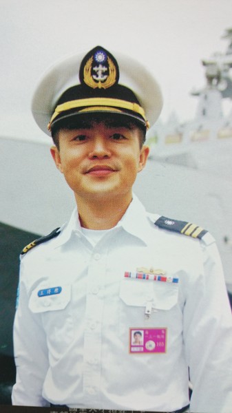 海軍沱江軍艦首任艦長為王得樫少校。（記者羅添斌翻攝自海軍104年度桌曆）。