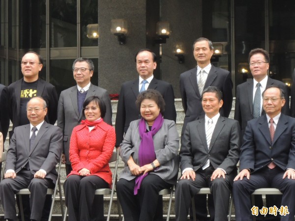 高雄市長陳菊上午與各局處首長拍畢業照，隨後宣佈新人事。（記者王榮祥攝）