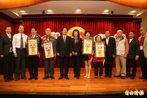 台南市長賴清德（左五）表揚今年獲全國好人好事代表八德獎的四位台南代表林華禎（左三）、周博尚（左四）、何梅子（右五）、莫素娟（右六）。（記者王俊忠攝）