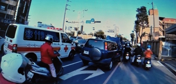 這輛119救護車行經桃園縣中壢市中華路二段、忠義街口時,被卡在車陣中。(翻攝黃奕瑋臉書) 這輛119救護車行經桃園縣中壢市中華路二段、忠義街口時,被卡在車陣中。(翻攝黃奕瑋臉書)