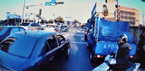 這輛119救護車行經桃園縣中壢市中華路二段、忠義街口時,被卡在車陣中,圖中的機車騎士眼見救護車遭擋,馬上騎到黑車旁邊敲窗示意,請駕駛駛離。(翻攝黃奕瑋臉書) 這輛119救護車行經桃園縣中壢市中華路二段、忠義街口時,被卡在車陣中,圖中的機車騎士眼見救護車遭擋,馬上騎到黑車旁邊敲窗示意,請駕駛駛離。(翻攝黃奕瑋臉書)