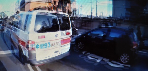 被擋的119救護車順利通行。(翻攝黃奕瑋臉書) 被擋的119救護車順利通行。(翻攝黃奕瑋臉書)
