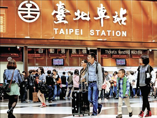 為紓解尖峰時段旅客人潮，台鐵將提出差別票價方案，預估最快明年春節連假就會上路。（資料照）