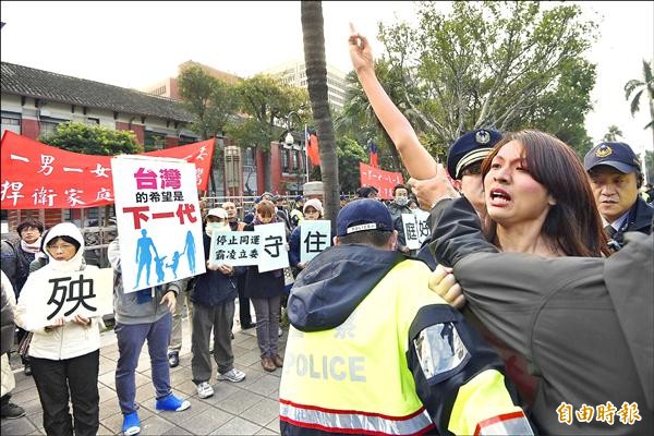 護家盟昨上午在立法院外舉行「針對立法院司法及法制委員會召開婚姻平權相關法案審議會」記者會，贊成同志婚姻人士到場抗議。（記者陳志曲攝）