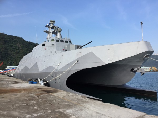 海軍「沱江軍艦」今天舉行交艦典禮，由龍德造船廠移交給海軍。（記者簡榮豐攝）