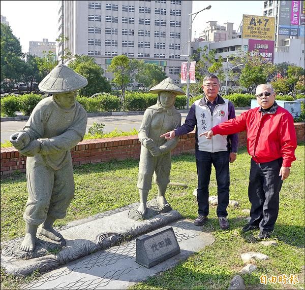 文化局圖書館前許多展示耕田、耙土的石雕像，手裡握的道具全都不見了。（記者王駿杰攝）