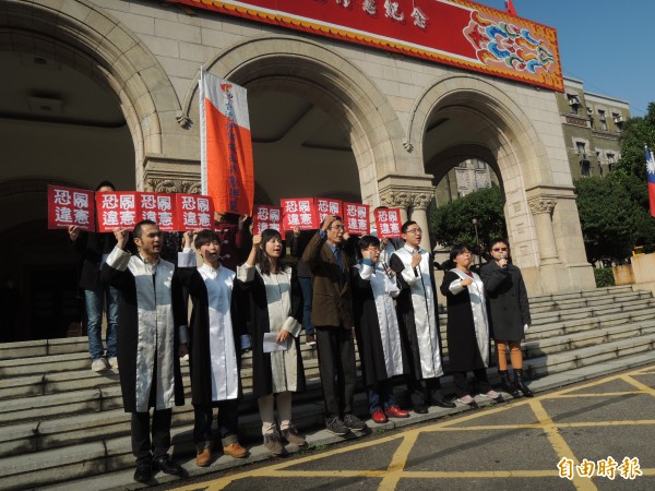 台灣伴侶權益推動聯盟與律師團到司法院前召開記者會，聲援祁家威同性婚姻聲請釋憲案，第一排左四為祁家威。（記者項程鎮攝）