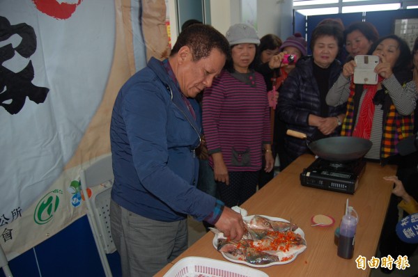 口湖鄉長蔡永常（左）今示範魚頭料理，推廣家鄉水產食材。（記者陳燦坤攝）