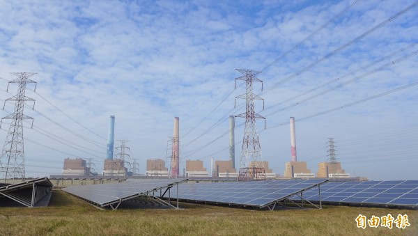 台中火力發電廠旁啟用全國最大的地面型太陽光電系統。（記者俞泊霖攝）