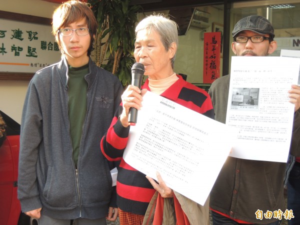 新竹市廢除R1道路行動聯盟前往新市長林智堅服務處陳情，其中被徵收戶溫瑞香訴說自己反對被徵收的訴求。（記者洪美秀攝）