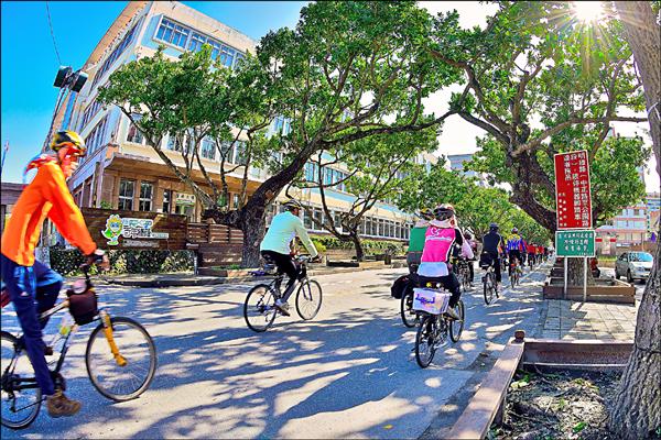 花蓮市公所規劃以花蓮火車站為中心，從目前既有道路中整理出環市自行車道路網，圖為腳踏車騎士行經花蓮綠色隧道。（市公所提供）