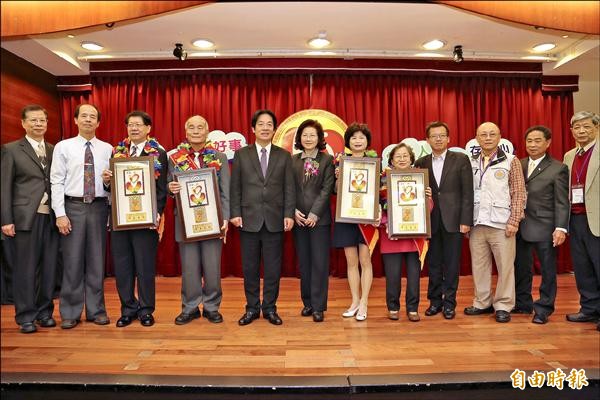 台南市長賴清德（左五）表揚今年獲得全國好人好事代表八德獎的四位台南得主林華禎（左三）、周博尚（左四）、何梅子（右五）、莫素娟（右六）。（記者王俊忠攝）