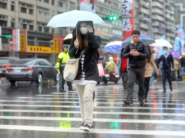 氣象局表示，明（25）日台灣受到東北季風及南方雲系影響，全台各地都會出現短暫雨。（資料照，記者方賓照攝）