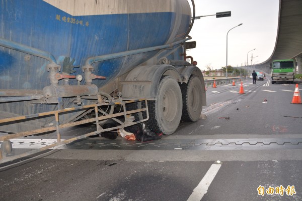 林姓婦人被捲入車底，當場死亡。（記者朱則瑋攝）