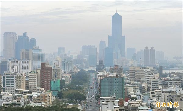 昨天雲嘉南和高屏地區細懸浮微粒濃度偏高，尤其是高雄地區均達紅色警戒範圍，高雄市區及港區整天都是灰濛濛一片。 （記者黃志源攝）