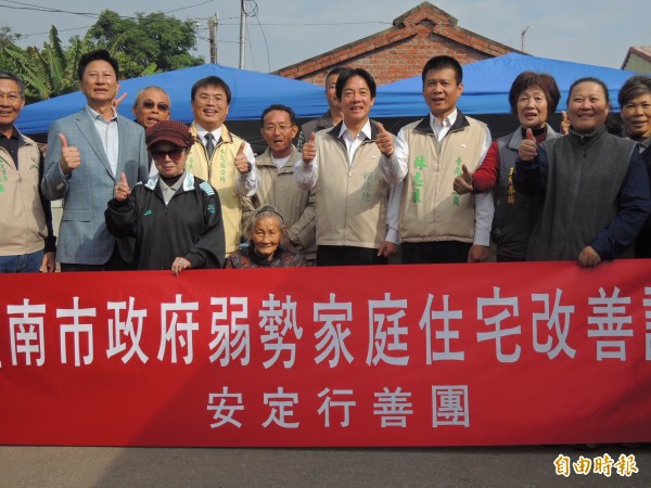 台南市長賴清德前往安定區訪視，並瞭解弱勢家庭住宅改善的情形。（記者林孟婷攝）