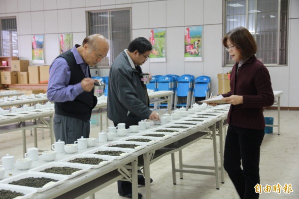 鹿野地區農會今天上午進行福鹿冬茶及特色茶紅烏龍評鑑。（記者王秀亭攝）