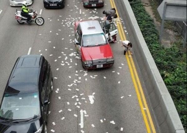 香港前天發生一起運鈔車「烏龍案」，大量現金不慎掉落，造成附近經過民眾瘋狂搶撿（擷取自中新網）