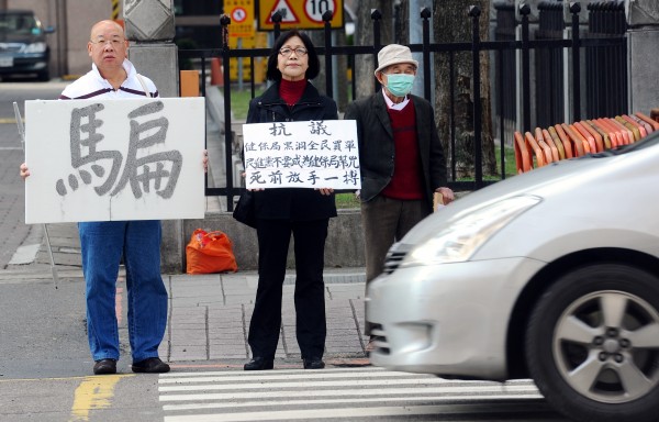 汽機車強制責任險催生者柯媽媽（中）日前到立法院前，呼籲立法院盡速修法，刪除健保法第95條，以免讓健保挖走的強制車險250億元黑洞繼續擴大，導致破產。 （記者張嘉明攝）