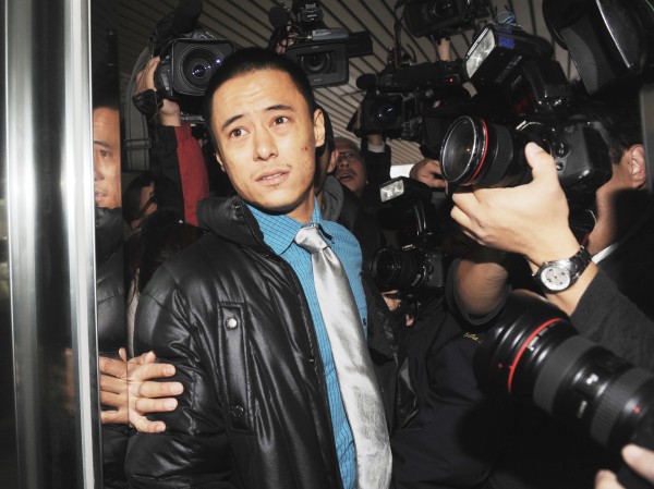 Andrew Chiang, great-grandson of Chiang Kai-shek, is crowded by reporters outside the Shilin District Court on Friday last week.
Photo: Lo Pei-der, Taipei Times