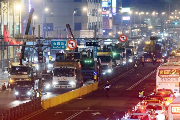 新任台北市長柯文哲剛上任，宣布將拆除忠孝西路公車專用道，國民黨北市議員砲轟柯文哲，打破民主法治制度。（資料照，記者羅沛德攝）