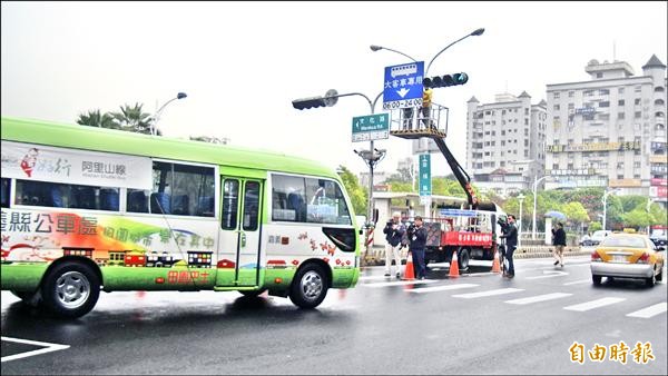 市府昨派工拆除垂楊路全線的大客車專用道標誌牌面。（記者丁偉杰攝）