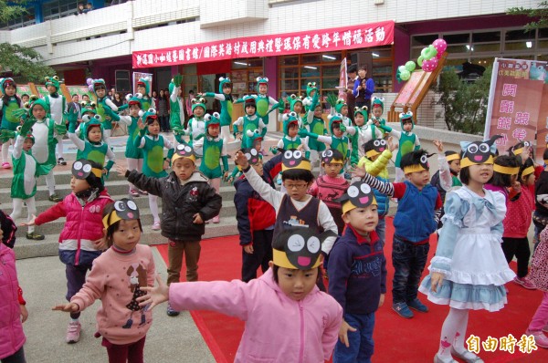 新進國小咖蛙藝圖書館等設施啟用，附幼小朋友熱舞慶祝。（記者王涵平攝）