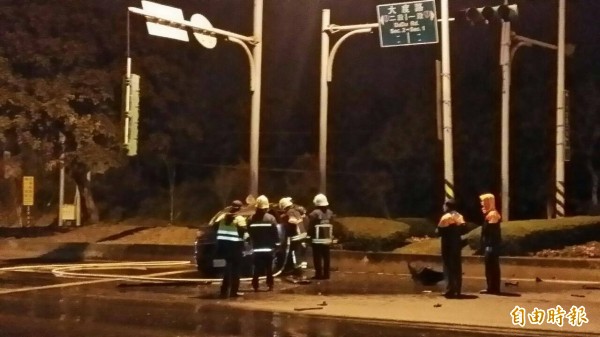 18歲男子王鴻杰無照駕車，疑高速狂飆北市大度路，今晨自撞當場燒成白骨。（記者陳恩惠攝）