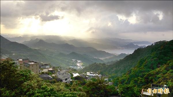 從九份山城往下眺望，天光雲影配上山海景色，美不勝收。（記者林欣漢攝）