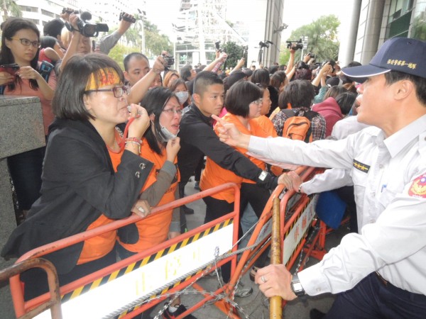 國道收費員一年來多次到交通部門口抗爭，與警方爆發嚴重衝突，今天又傳出明天可能要到台北車站臥軌抗議，警方如臨大敵。（記者黃立翔攝）