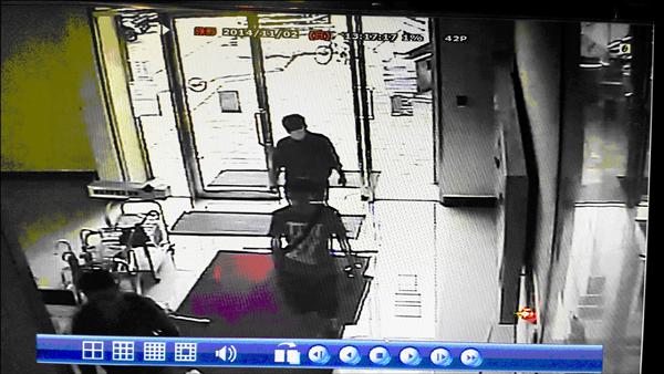 偷遍雙北地區各地圖書館的56歲男子陳富彬，犯案時的身影被監視器錄下。（記者姜翔翻攝）