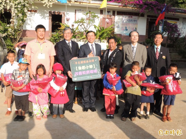 中榮義診團和大使館義助泰北萊掌村象苗小學，改善簡陋的學習環境。（記者蔡淑媛攝）