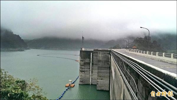 石門水庫昨天霧氣濃，但降雨量有限。（記者周敏鴻攝）