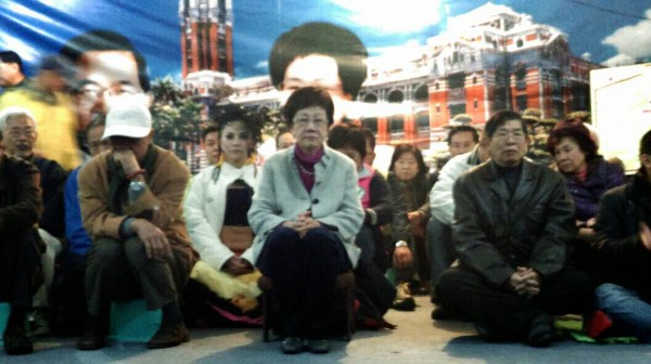 前副總統呂秀蓮為營救陳水扁２８日在台博館前進行絕食。（記者王敏為攝）