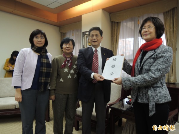 台聯立院黨團要求法務部責成檢方查朱立倫和蔣根煌是否涉新北市議長賄選，左起，台聯黨團幹事長周倪安、副總召葉津鈴、總召賴振昌。（記者項程鎮攝）
