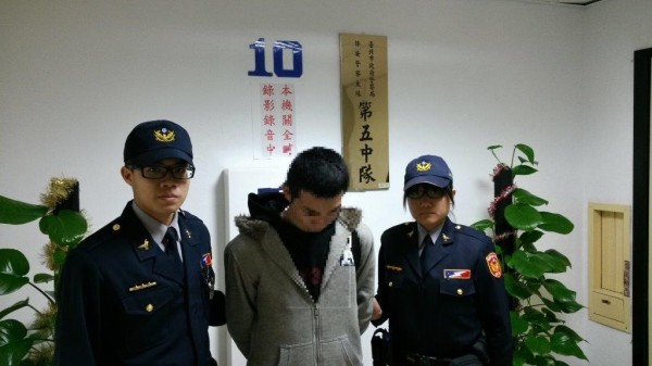 19歲凃姓男子拉K開車搖晃，警方以為是酒駕攔查逮人。（記者姚岳宏翻攝）