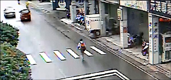 監視器拍下陳嫌行走在馬路中央，隨即攔下經過的汽機車攻擊過程。（記者曾健銘翻攝）