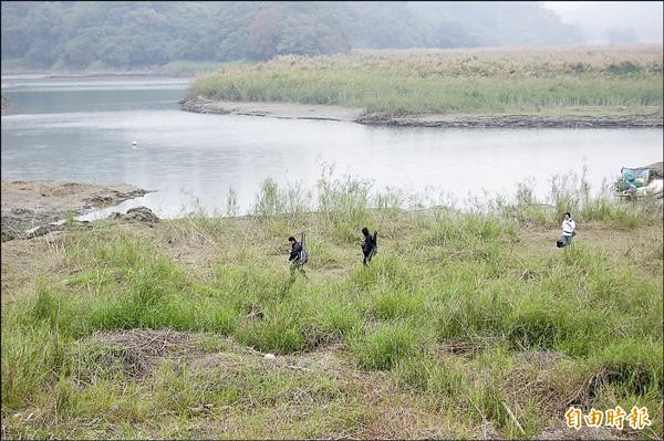 白河水庫淤積嚴重，昨天蓄水量不到300萬噸，水利會再啟動疏浚工程，包括抽砂和陸挖方式同時進行到明年6月底，預計水庫1年將可清除20萬噸淤土。（記者楊金城攝）