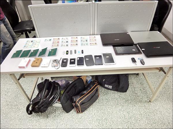 警方在郭男住處起出大量贓物，放滿整個長桌。（記者林良昇翻攝）