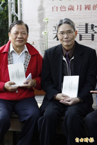 藍見棻（左）與許天賢出席新書發表會，分享訪談過程與那段不願被提起的歲月。（記者邱芷柔攝）